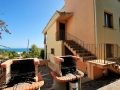 Barbecue in cortile con vista mare